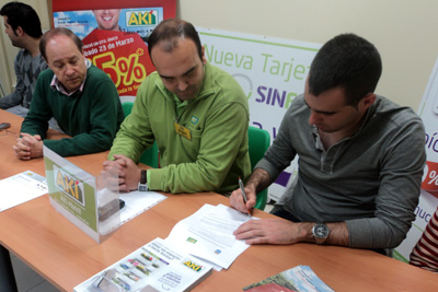 Momento de la firma del convenio con la firma comercial Akí