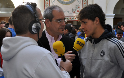 Antonio Marín atiende a los medios de comunicación (UBRIC)