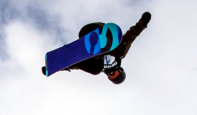 Un momento de los espectaculares saltos en el halfpipe de Sierra Nevada