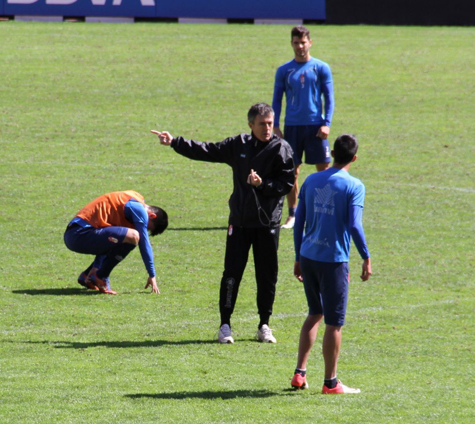 Alcaraz. dirigiendo un entrenamiento