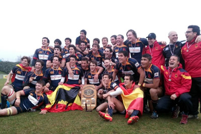 Foto de la selección española sub 18 tras conseguir el título de campeón de la División A