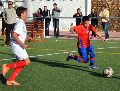 Un jugador del Roquetas con el balón en la final (UBRIC)