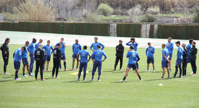Alcaraz habla con sus jugadores a la conclusión del entrenamiento 