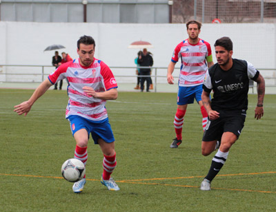 Sergio Martín intenta zafarse de un rival (JOSÉ M. ROMERO)