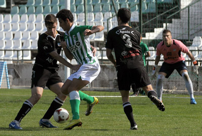 Oli y Benji presionan a un jugador del Betis en el encuentro de ida