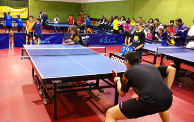 Los escolares disfrutaron con el tenis de mesa 
