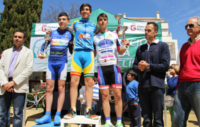 Algunos de los ganadores en el pódium 