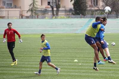 El Arabi y Mainz disputan un balón bajo la atenta mirada de Buonanotte