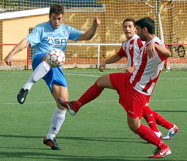 Javi Gadea despeja el balón en el duelo ante el At. Zubia (LÁZARO)