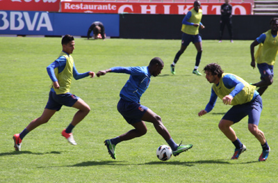 Ighalo intenta driblar a Diego Mainz 