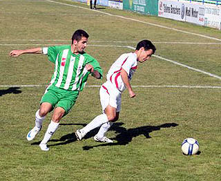 El local Toni es presionado por Jony (E. SALMERÓN)
