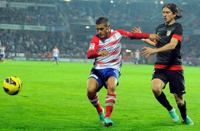 Gabriel Torje y Filipe Luis, durante el partido de la primera vuelta. (BALDOMERO)