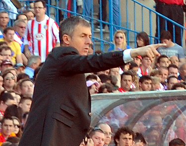 Alcaraz da indicaciones desde la banda del Calderón (BALDOMERO)