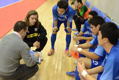 Bruno García explicando conceptos tácticos a sus pupilos chinos 