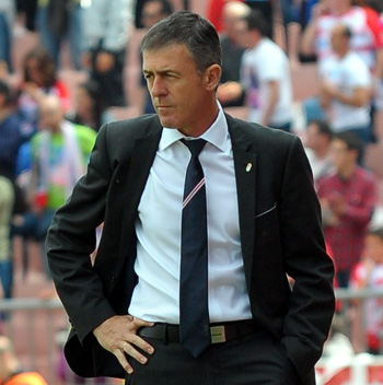 Lucas Alcaraz observa el encuentro desde su zona técnica (BALDOMERO)