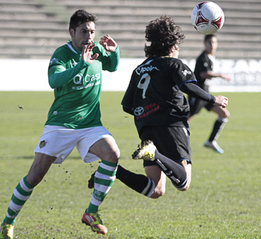 David Gámiz salta con un rival 