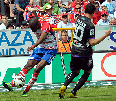 Nyom busca centrar el cuero ante la presión de Óscar (BALDOMERO)