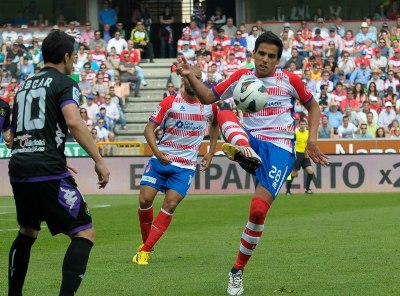Recio controla un balón en el partido ante el Valladolid. (BALDOMERO)