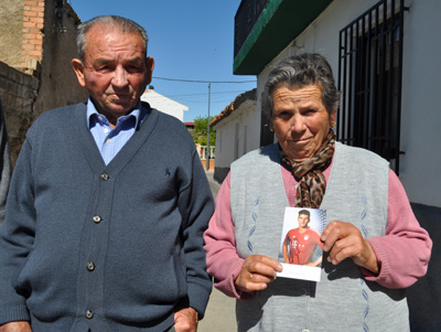 Los abuelos de Mario Gómez posan con una foto del jugador 