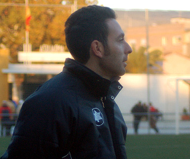 López observa desde la banda a sus jugadores (LÁZARO)