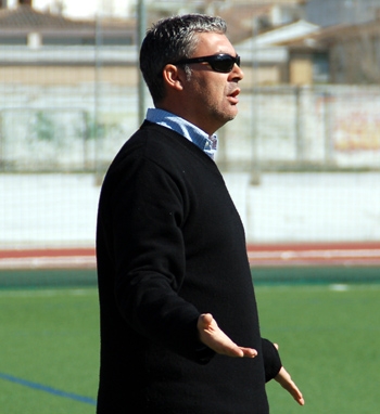 Joseba Aguado dirige al equipo (BENJAMIN MORALES)