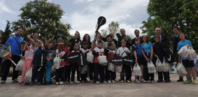 Entrega de raquetas y pelotas a los participantes 