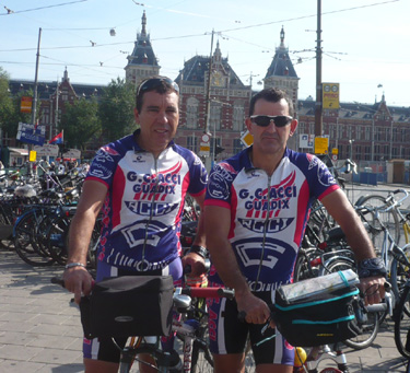 Dos de los ciclistas accitanos en una de sus pruebas 