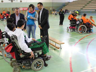 Francisco Rodríguez saluda a algunos de los participantes 