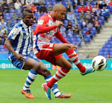 Brahimi presionado por Wacaso en una acción del encuentro (JOSÉ M. BALDOMERO)