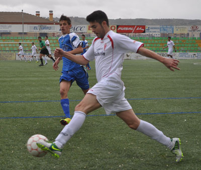 Álvaro ante un jugador almeriense 