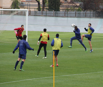 Ighalo remata a puerta durante el entrenamiento bajo la lluvia 