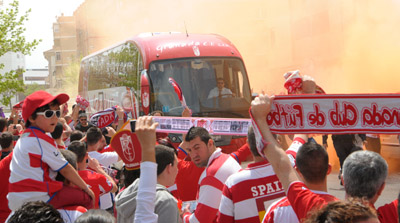 Recibimiento de la afición al equipo en el choque contra el Valladolid (BALDOMERO)