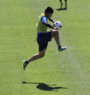 Nolito controla un balón durante el entrenamiento 