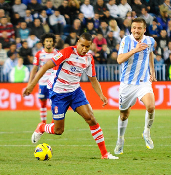 El Arabi intenta zafarse de la presión de un adversario (BALDOMERO)