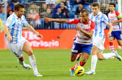 Una acción del partido de la primera vuelta disputado en Málaga. (BALDOMERO)