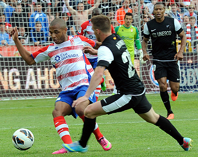 Brahimi pugna el esférico con el malagueño Antunes (BALDOMERO)
