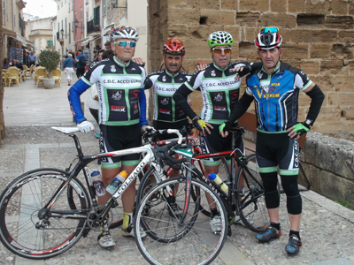 Los cuatro ciclistas accitanos antes de la salida 