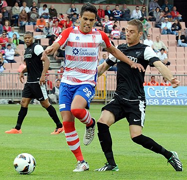 Recio intenta zafarse de la presión de Joaquín (BALDOMERO)