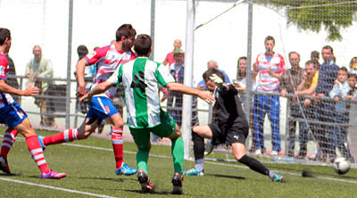 Pedro marca el gol que posteriormente anularía el linier (J.M.ROMERO)