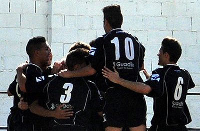 Los jugadores accitanos celebran el gol del triunfo (UBRIC)