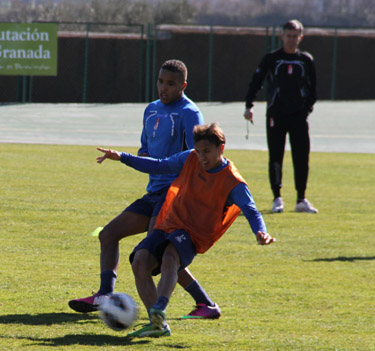 Buonanotte golpea el balón bajo la mirada de Lucas Alcaraz 