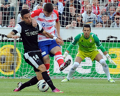 Roberto observa como Siqueira despeja el balón del área (BALDOMERO)