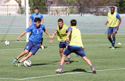 Nolito intenta zafarse de la presión de sus compañeros 