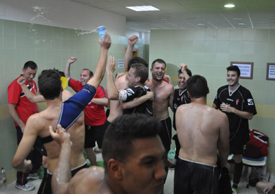 Celebración de los jugadores en el vestuario 