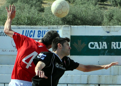 Ubric, autor del gol, en un salto con un jugador local (UBRIC)
