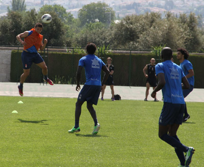 Torje cabecea un balón durante el entrenamiento 