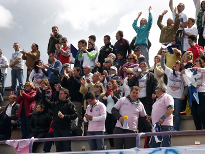 Aficionados lojeños animando al equipo (CASTILLO)