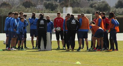 Alcaraz dialoga con su plantilla en un entrenamiento (GRJ)