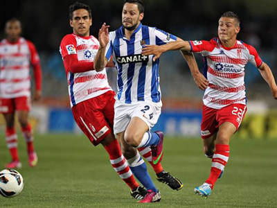 Recio y Torje intentan parar a un jugador de la Real Sociedad
