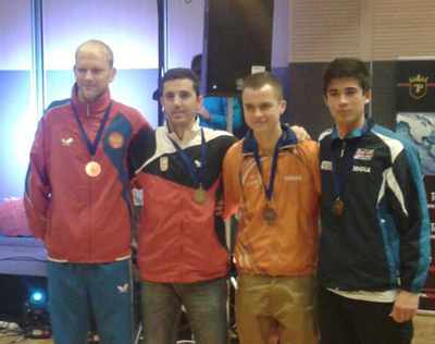 José Manuel, segundo por la izquierda, con una de sus dos medallas 